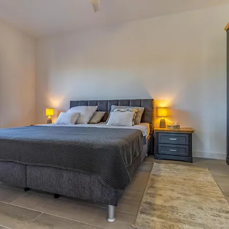 2 Bedroom Stunning In Apartment *