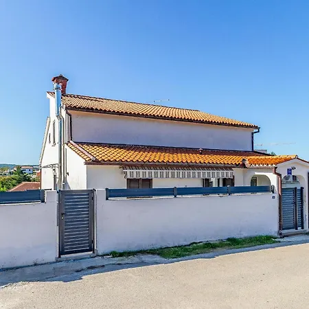 2 Bedroom Stunning In Apartment *